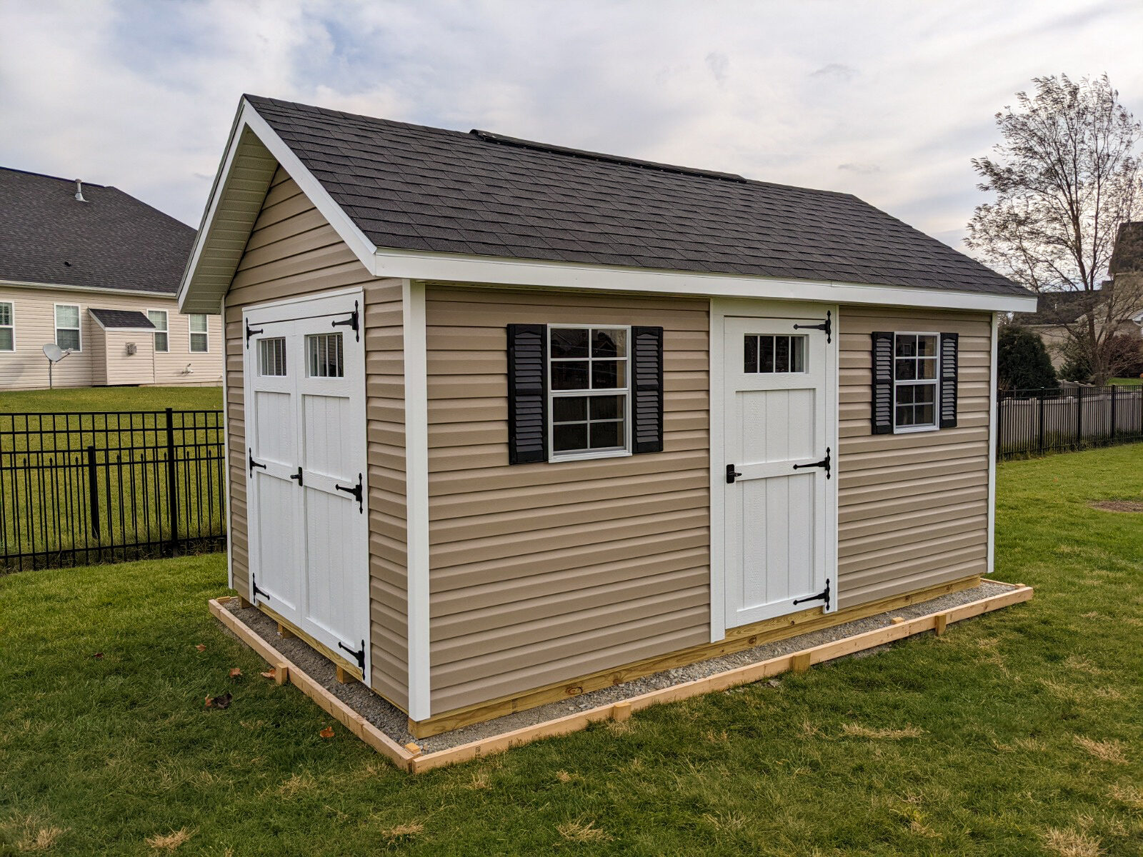 storag shed with vinyl siding